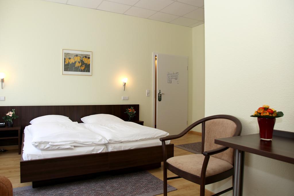 Hotel Am Charlottenplatz Esslingen am Neckar Екстериор снимка