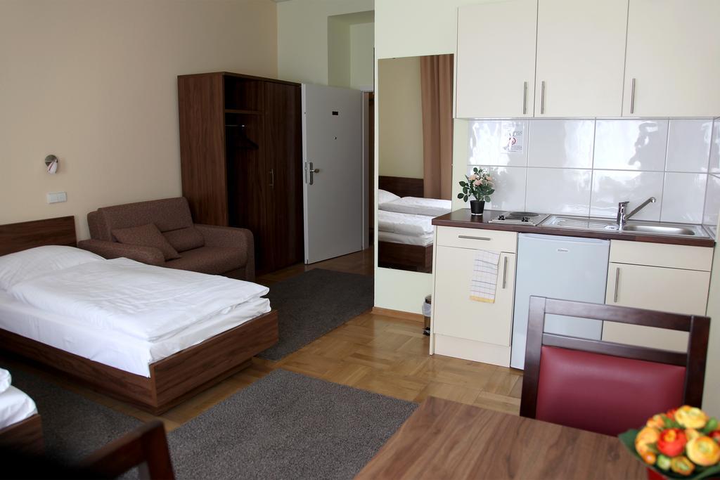 Hotel Am Charlottenplatz Esslingen am Neckar Екстериор снимка