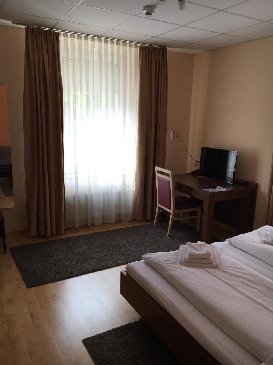 Hotel Am Charlottenplatz Esslingen am Neckar Екстериор снимка